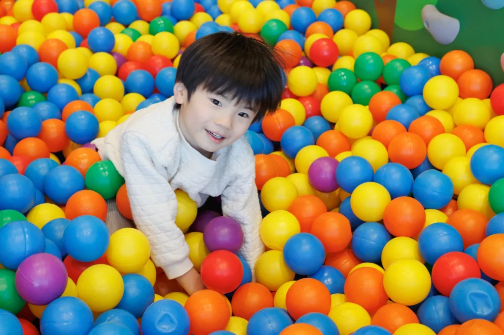 ボールプールで遊ぶ子ども