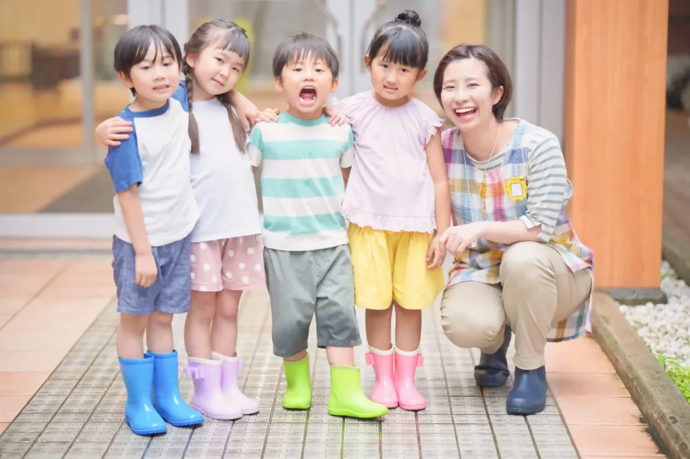 保育士と手をつなぐ子どもたち