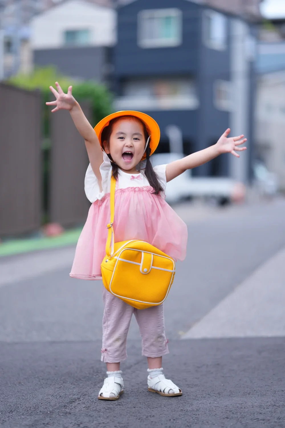 通園スタイルで嬉しそうにたたずむ女の子